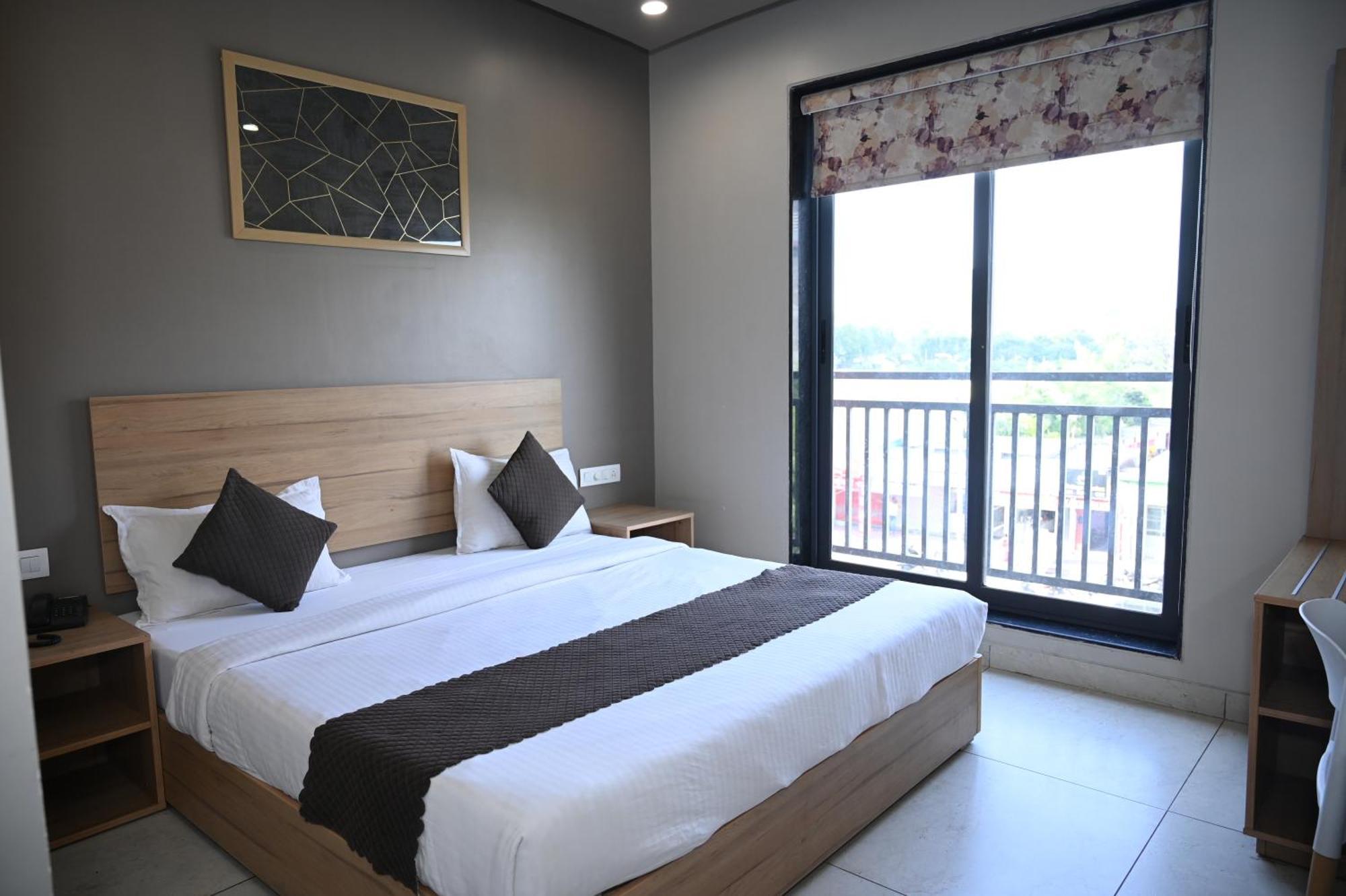 Sheer Bliss Hotel อุเดเปอร์ ภายนอก รูปภาพ